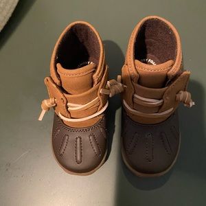 Toddler Sperry crib boot - size 4